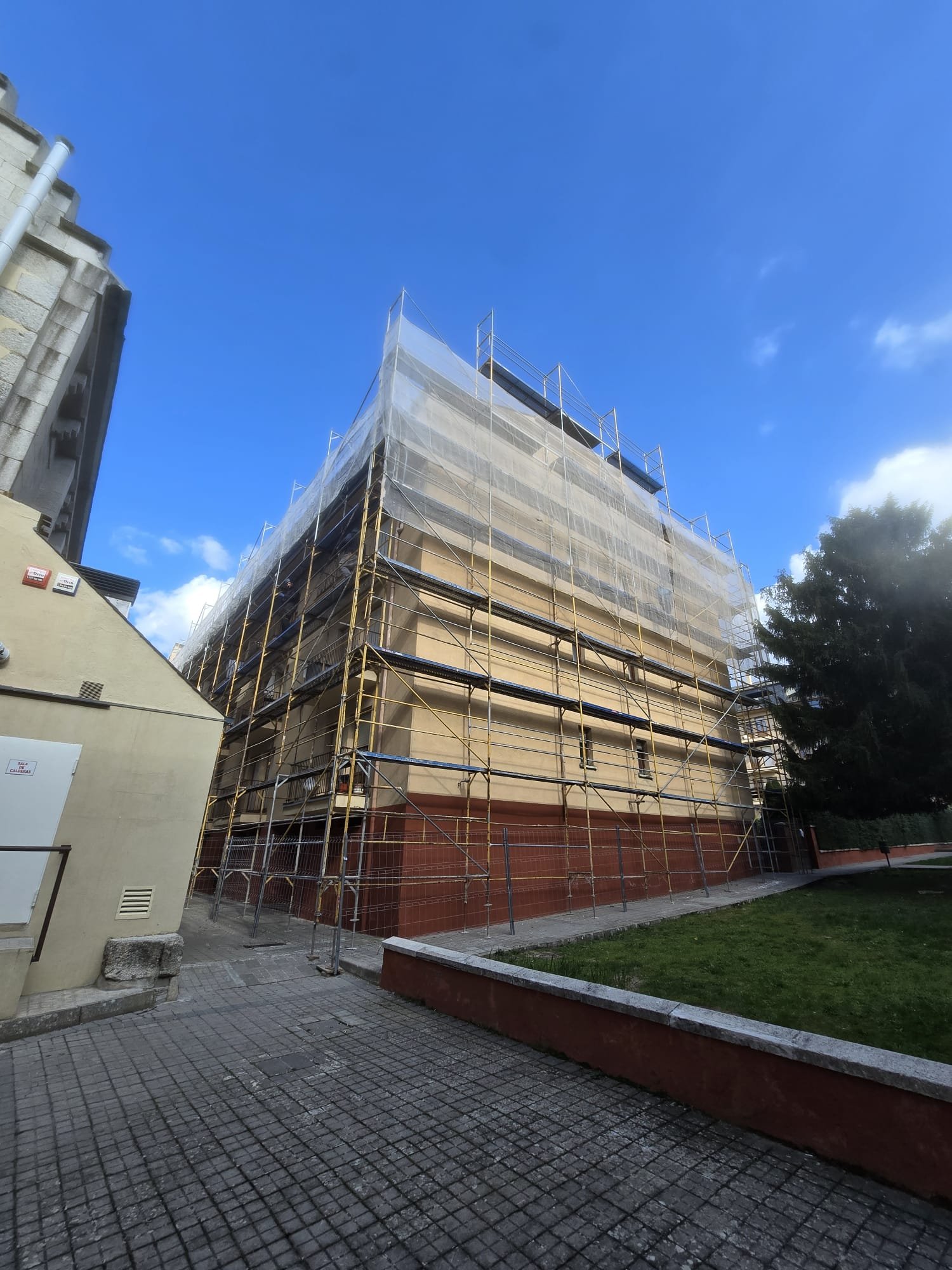 Andamio europeo tubular en edificio residencial de Madrid