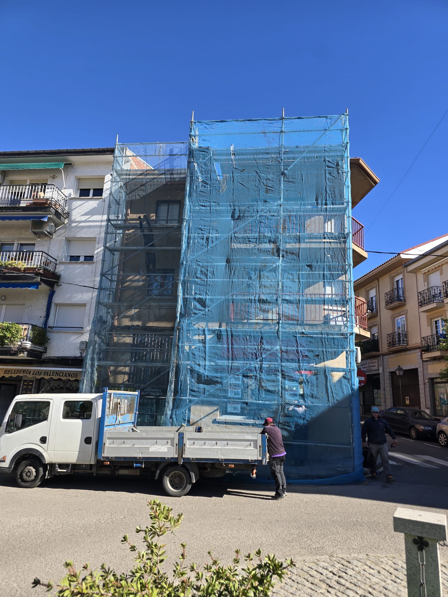 Andamio con red de protección antipolvo
