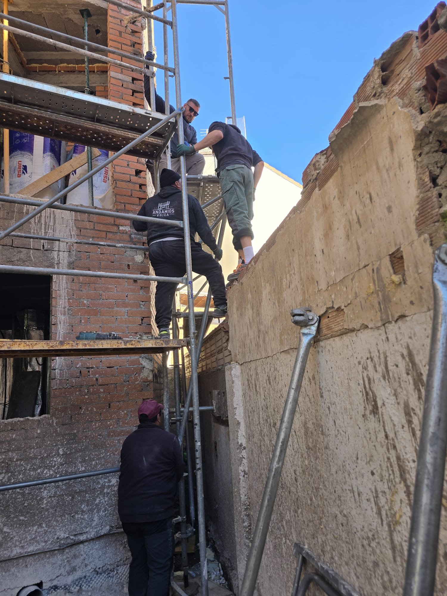 Profesionales de Andamios Voica en obra