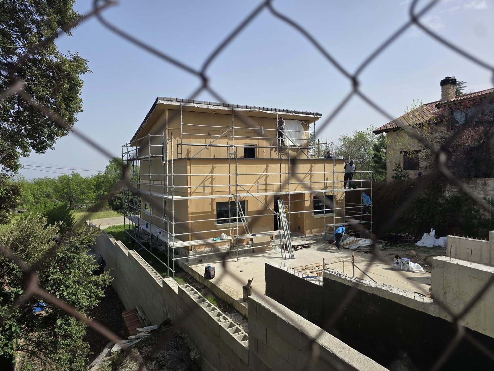 Obra exterior con andamios